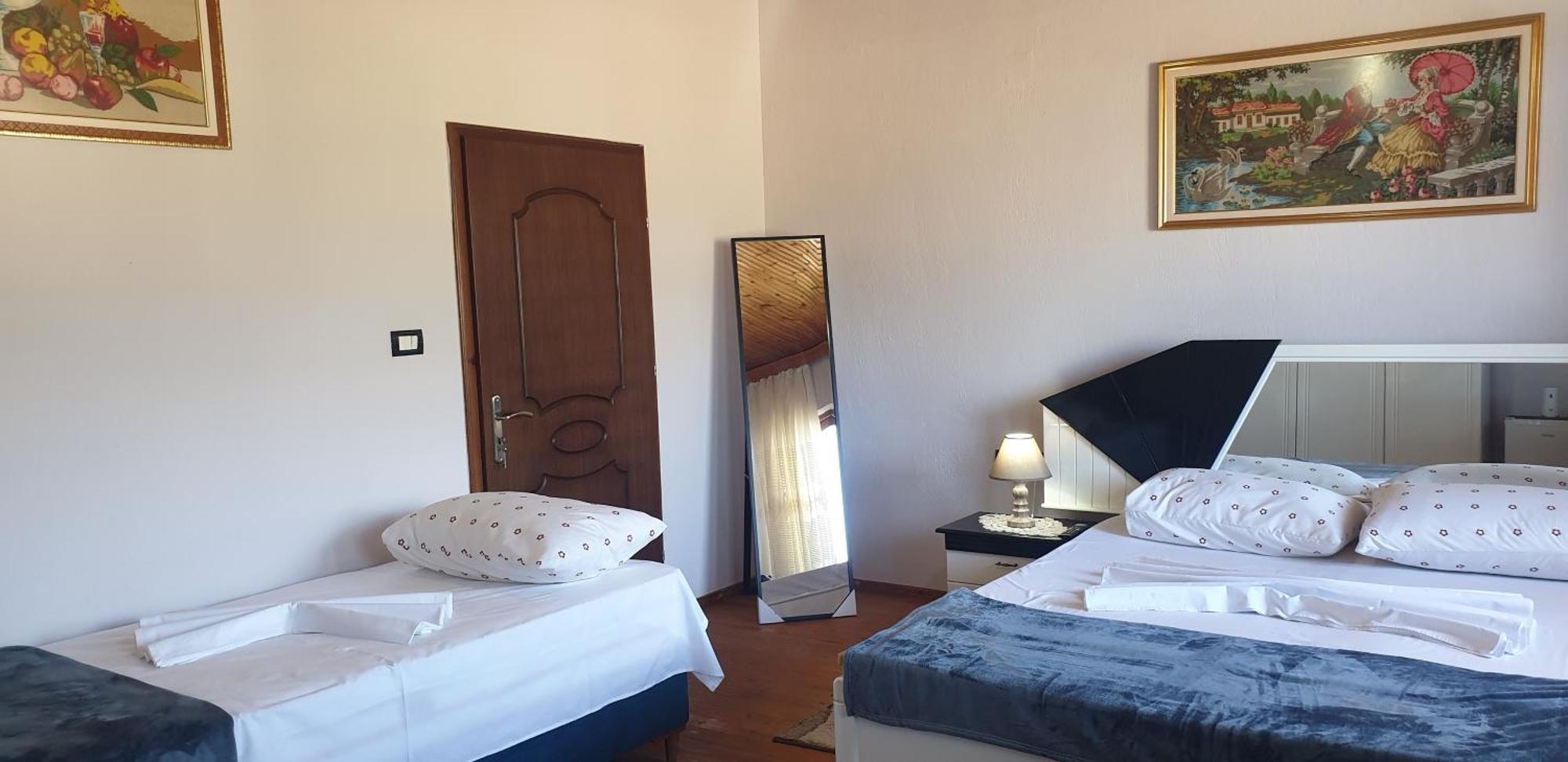 Shena Guest House Gjirokastër Esterno foto