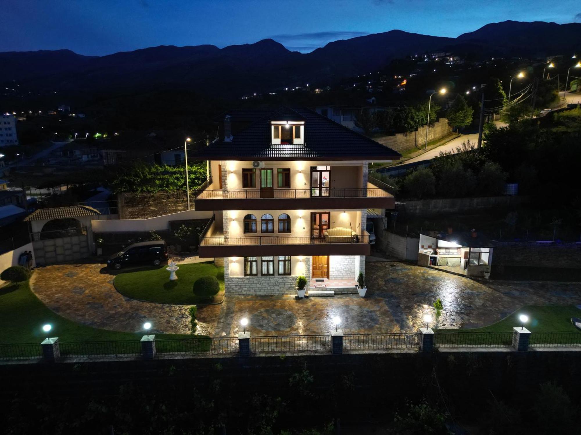 Shena Guest House Gjirokastër Esterno foto