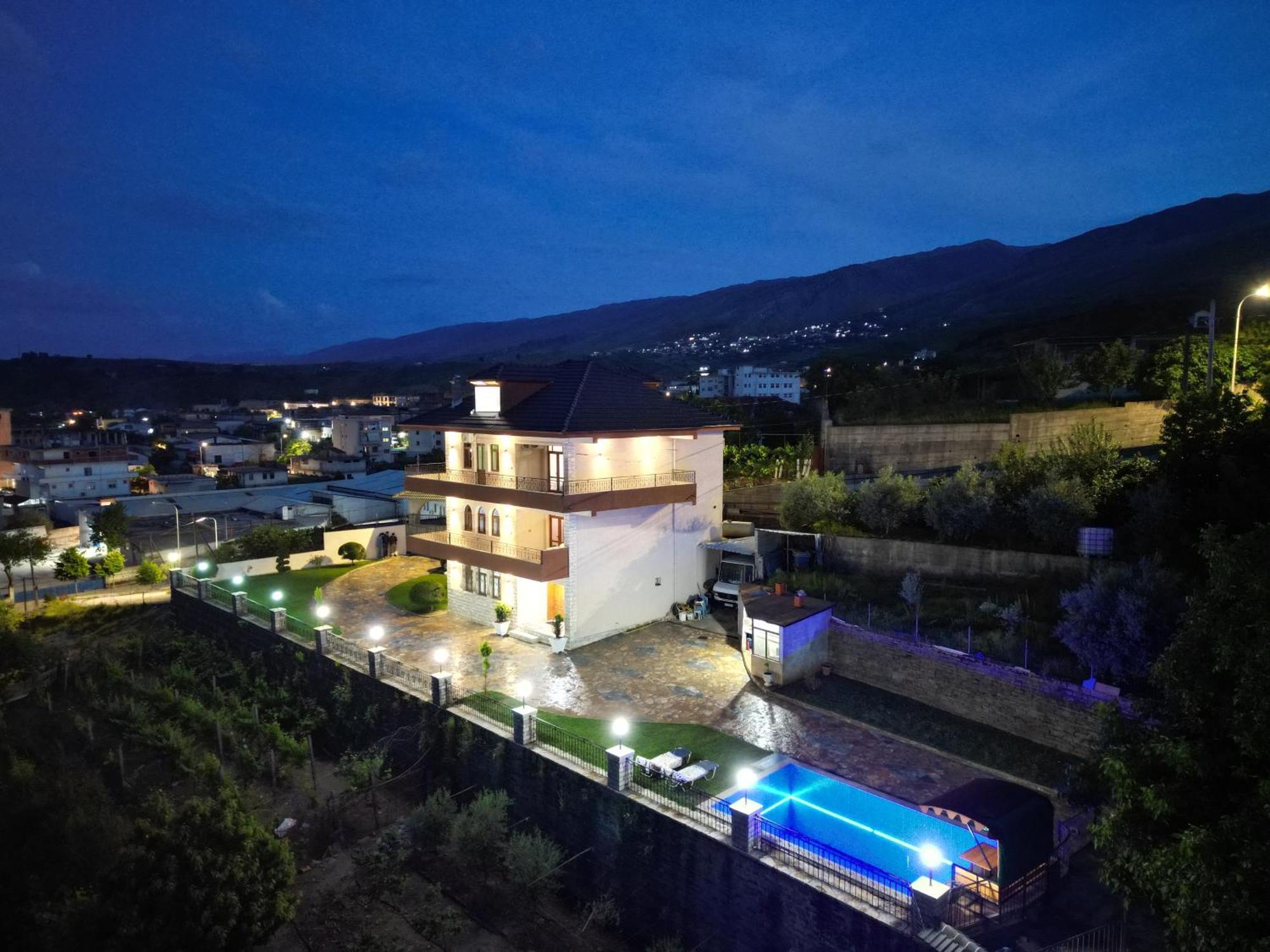 Shena Guest House Gjirokastër Esterno foto